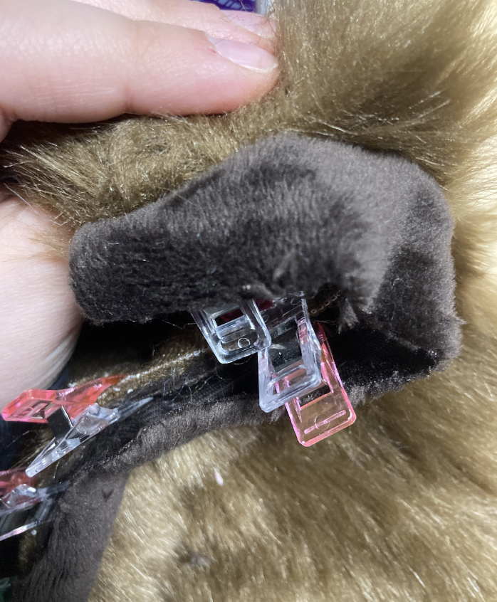 Picture detailing the minky direction following the fur direction.
