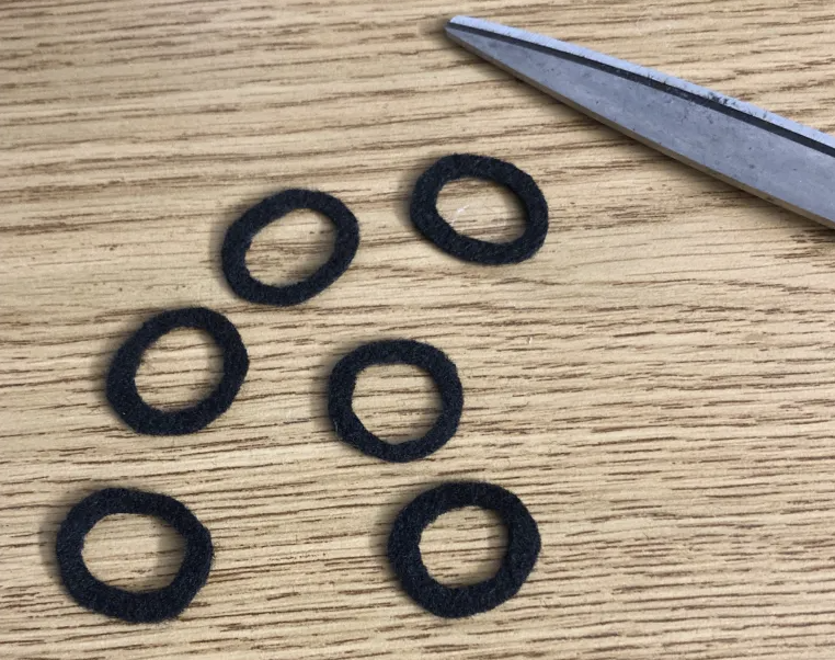 Six felt muzzle dots that have the inner radius cut out, so they look like lines